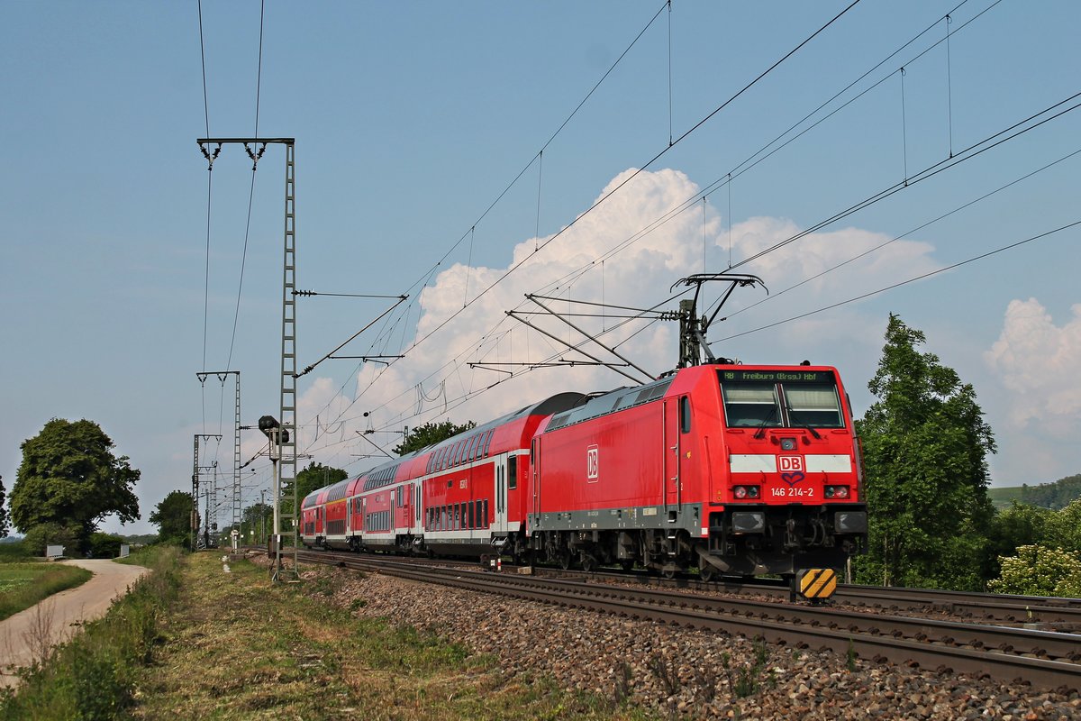 Nachschuss auf 146 214-2, als diese am 19.05.2018 ihre RegionalBahn nach Freiburg (Brsg) Hbf nördlich von Müllheim (Baden) durchs Rheintal in Richtung Buggingen schob.