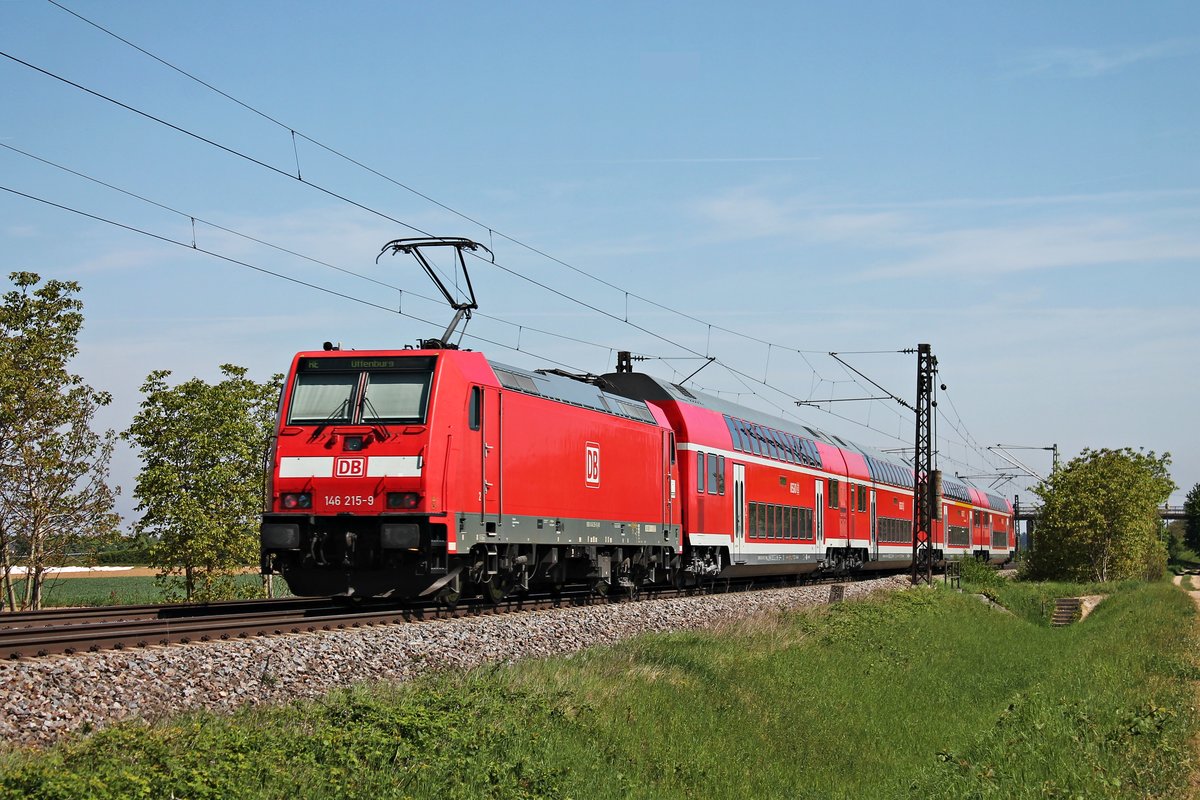 Nachschuss auf 146 215-9, als sie am 29.04.2018 ihren RE (Basel Bad Bf - Offenburg) auf Höhe von Hügelheim bei strahlenden Sonnenschein in Richtung Buggingen schob.