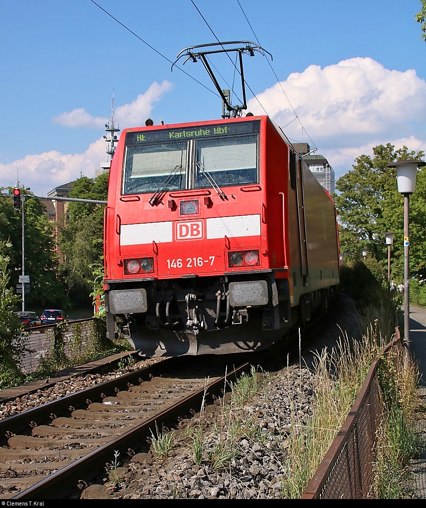 Nachschuss auf 146 216-7 von DB Regio Baden-Württemberg als RE 4726 von Konstanz nach Karlsruhe Hbf, der die Alte Rheinbrücke in Konstanz auf der Bahnstrecke Basel Bad Bf–Konstanz (Hochrheinbahn | KBS 720) verlässt.
[12.7.2018 | 16:43 Uhr]