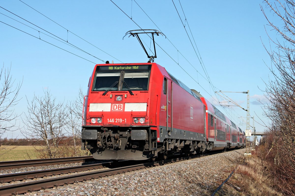 Nachschuss auf 146 219-1, als sie am Nachmittag des 20.01.2020 ihre RB (Neuenburg (Baden) - Karlsruhe Hbf) nörldich von Müllheim (Baden) bei Hügelheim über die Rheintalbahn in Richtung Buggingen schob.