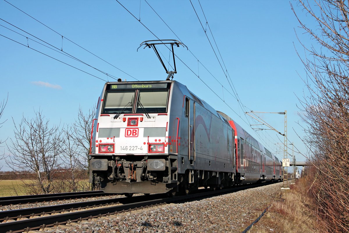 Nachschuss auf die 146 227-4  Bahnprojekt Stuttgart-Ulm , als diese am Nachmittag des 20.01.2020 ihre RB (Basel Bad Bf - Offenburg) nördlich von Müllheim (Baden) bei Hügelheim in Richtung Buggingen schob.