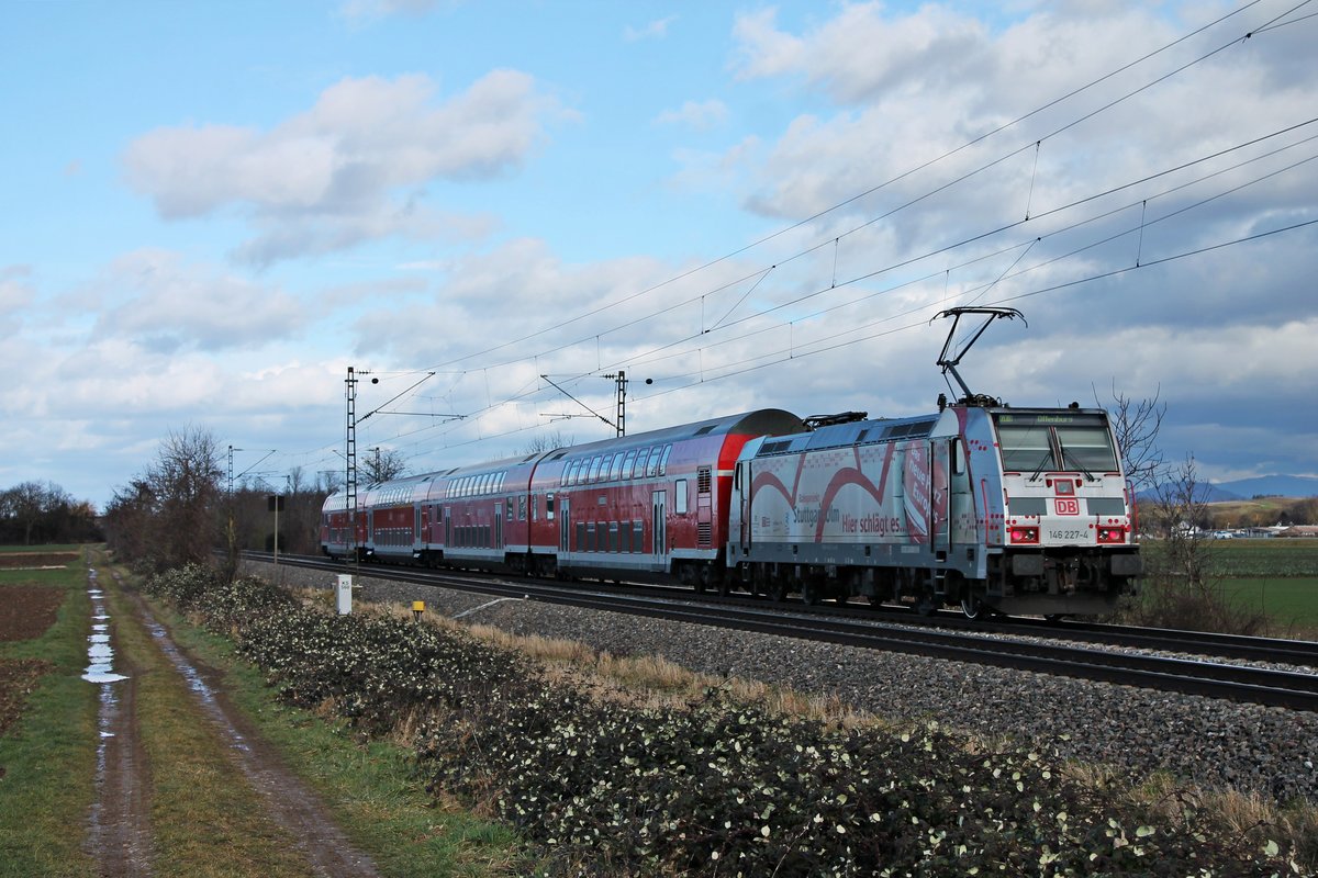 Nachschuss auf 146 227-4  Bahnprojekt Stuttgart-Ulm , als diese am Nachmittag des 28.01.2020 ihre RB (Neuenburg (Baden) - Offenburg) über die Rheintalbahn in Richtung Buggingen schob, wo sie im dortigen Haltepunkt ihren nächsten Zwischenhalt einlegen wird.