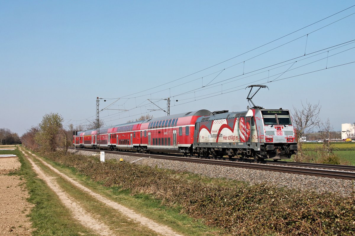Nachschuss auf 146 227-4  Bahnprojekt Stuttgart-Ulm , als diese ihren RE (Basel Bad Bf - Freiburg (Brsg) Hbf) südlich von Buggingen über die Rheintalbahn in Richtung Norden schob.