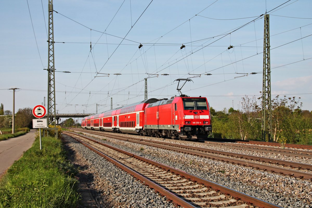 Nachschuss auf 146 232-4, als sie am 04.05.2016 mit einem RE (Basel Bad Bf - Offenburg) aus dem Bahnhof von Müllheim (Baden) gen Buggingen fuhr.