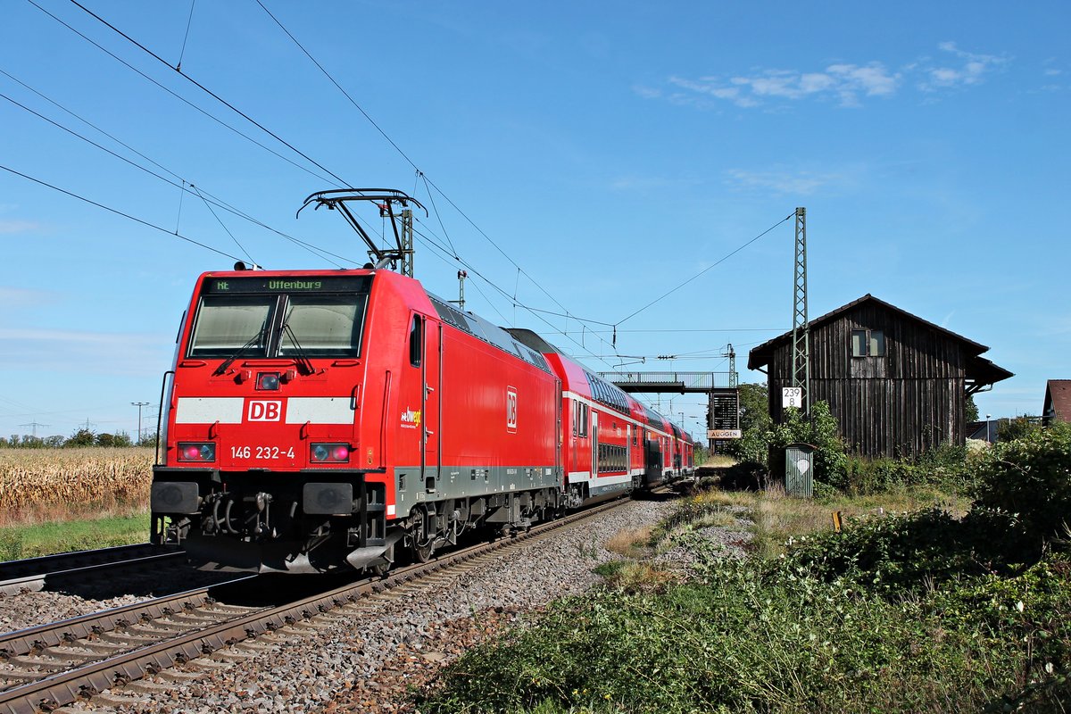 Nachschuss auf 146 232-4, als diese am Vormittag des 29.09.2019 ihren RE (Basel Bad Bf - Offenburg) an den Bahnsteig vom Haltepunkt Auggen schob.