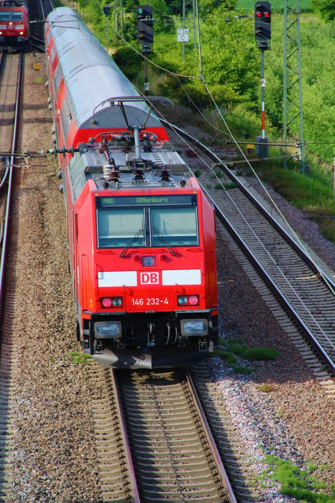 Nachschuss auf 146 232-4 mit ihrem RE nach Offenburg bei der Ausfahrt aus Müllheim (Baden). Im Hintergrund kommt 185 116-1 entgegen. 17.06.2015