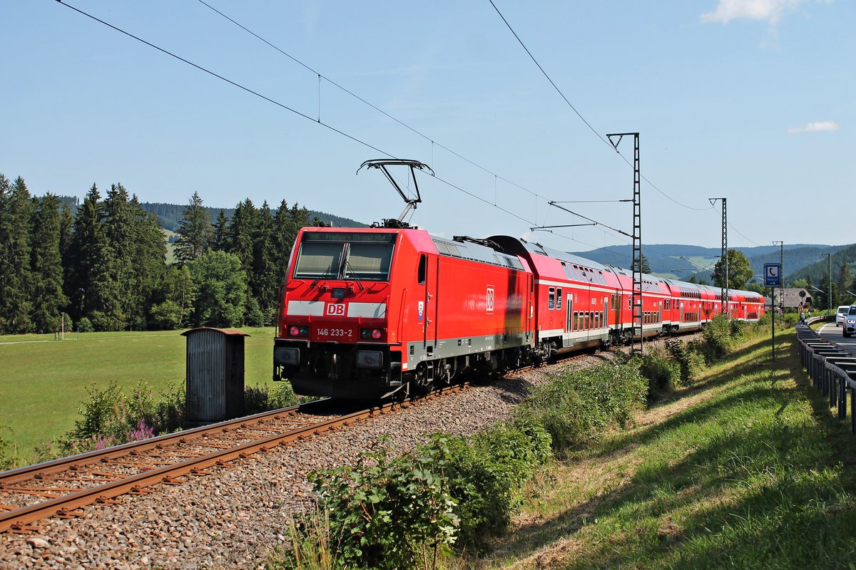 Nachschuss auf 146 233-2  Donaueschingen , als diese am 30.07.2017 ihre RB (Seebrugg - Freiburg (Brsg) Hbf) die Seesteige hinab gen Titisee fuhr.