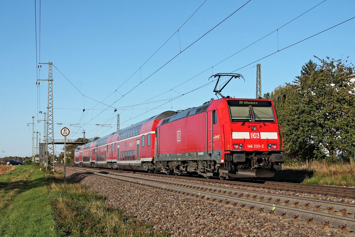 Nachschuss auf 146 233-2  Donaueschingen , als sie am Nachmittag des 16.10.2019 ihre RB (Basel Bad Bf - Offenburg) durch den Haltepunkt von Auggen in Richtung Müllheim (Baden) schob.