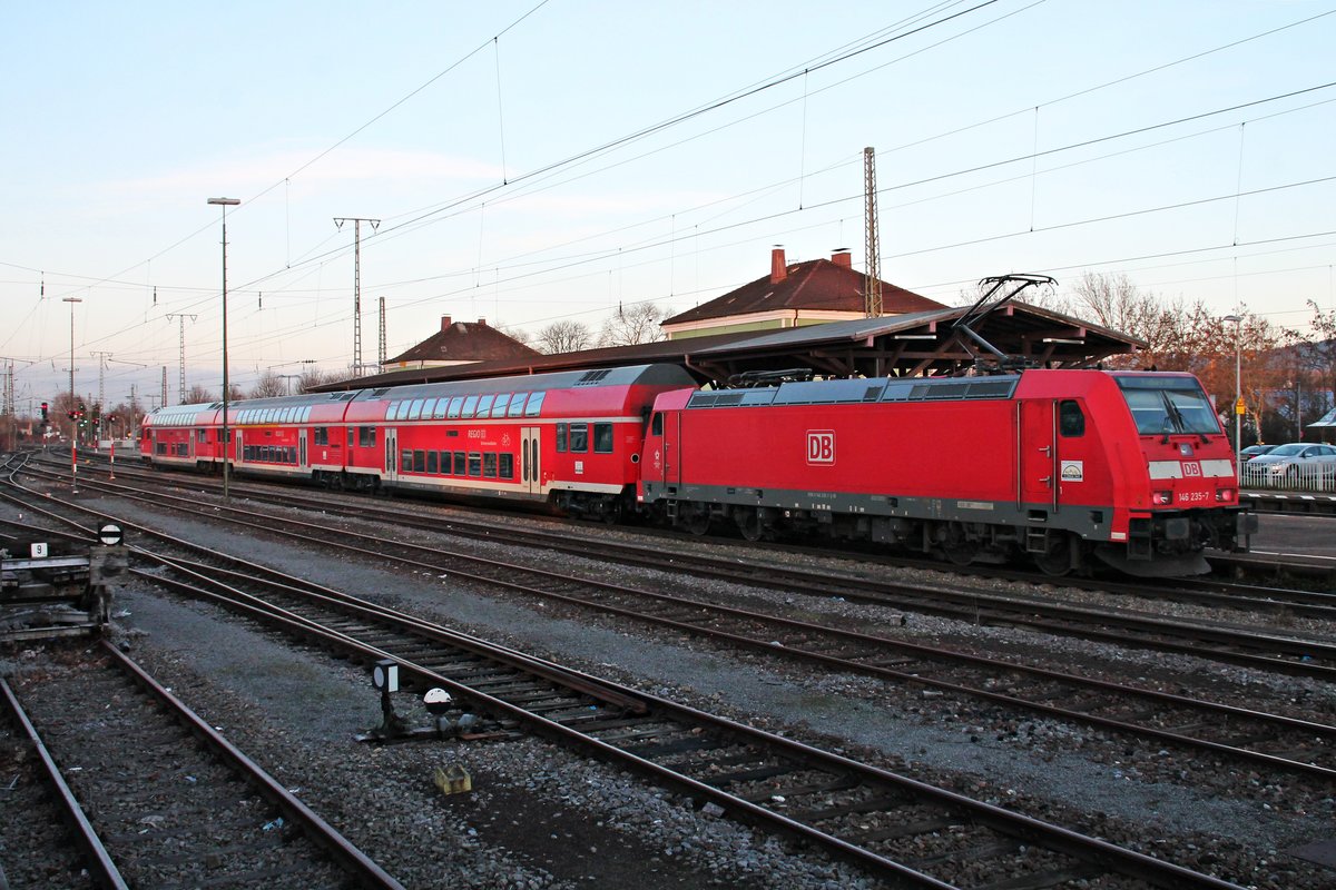 Nachschuss auf 146 235-7  Konstanz , als sie mit einer RB (Neuenburg (Baden) - Freiburg (Brsg) Hbf) auf Gleis 5 in Müllheim (baden) stand und auf die Abfahrt wartete.