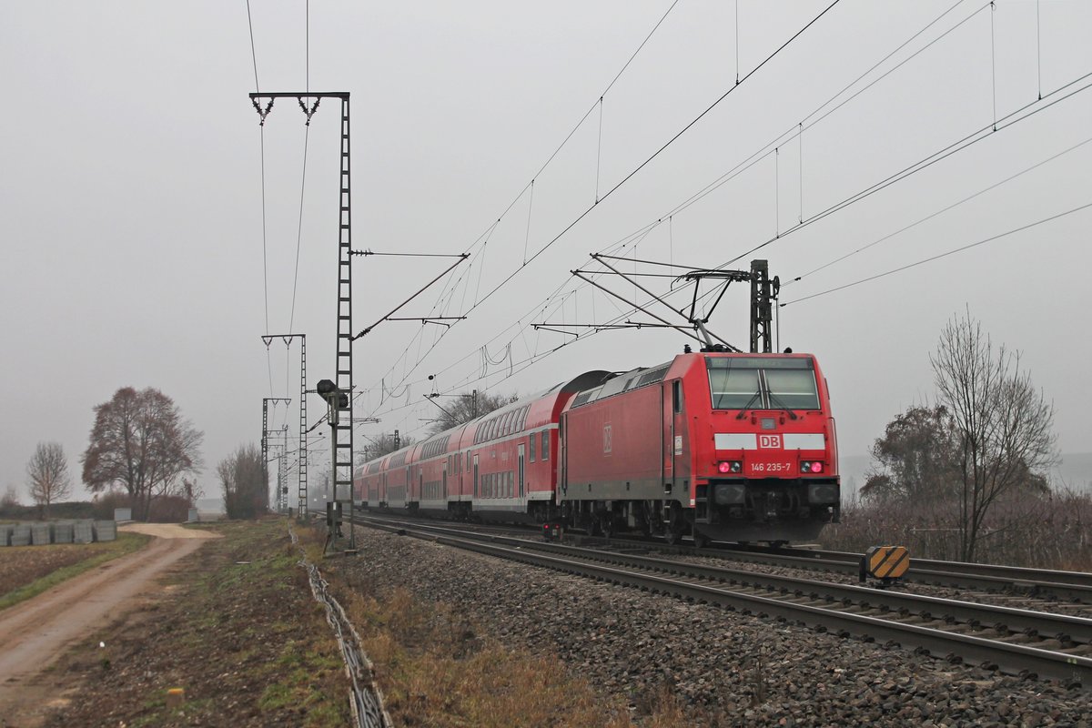 Nachschuss auf 146 235-7  Konstanz , als sie am 20.12.2016 ihren RE (Basel Bad Bf - Offenburg) nördlich von Müllheim (Baden) in Richutng Norden fuhr.