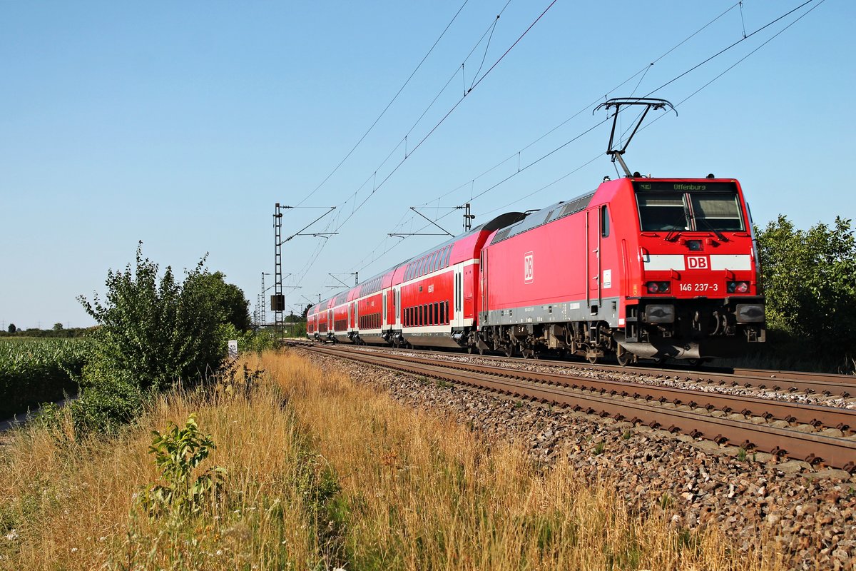 Nachschuss auf 146 237-3  Karlsruhe  am 10.07.2015, als sie einen RE (Basel Bad Bf - Offenburg) bei Hügelheim gen Heitersheim schob.