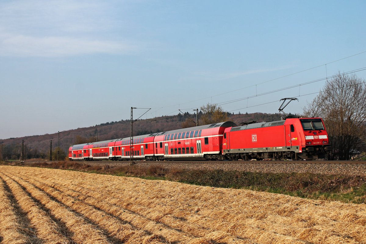 Nachschuss auf 146 238-1, als diese am Nachmittag des 27.03.2020 ihren RE (Basel Bad Bf - Offenburg) bei Sexau über die Rheintalbahn in Richtung Emmendingen schob.