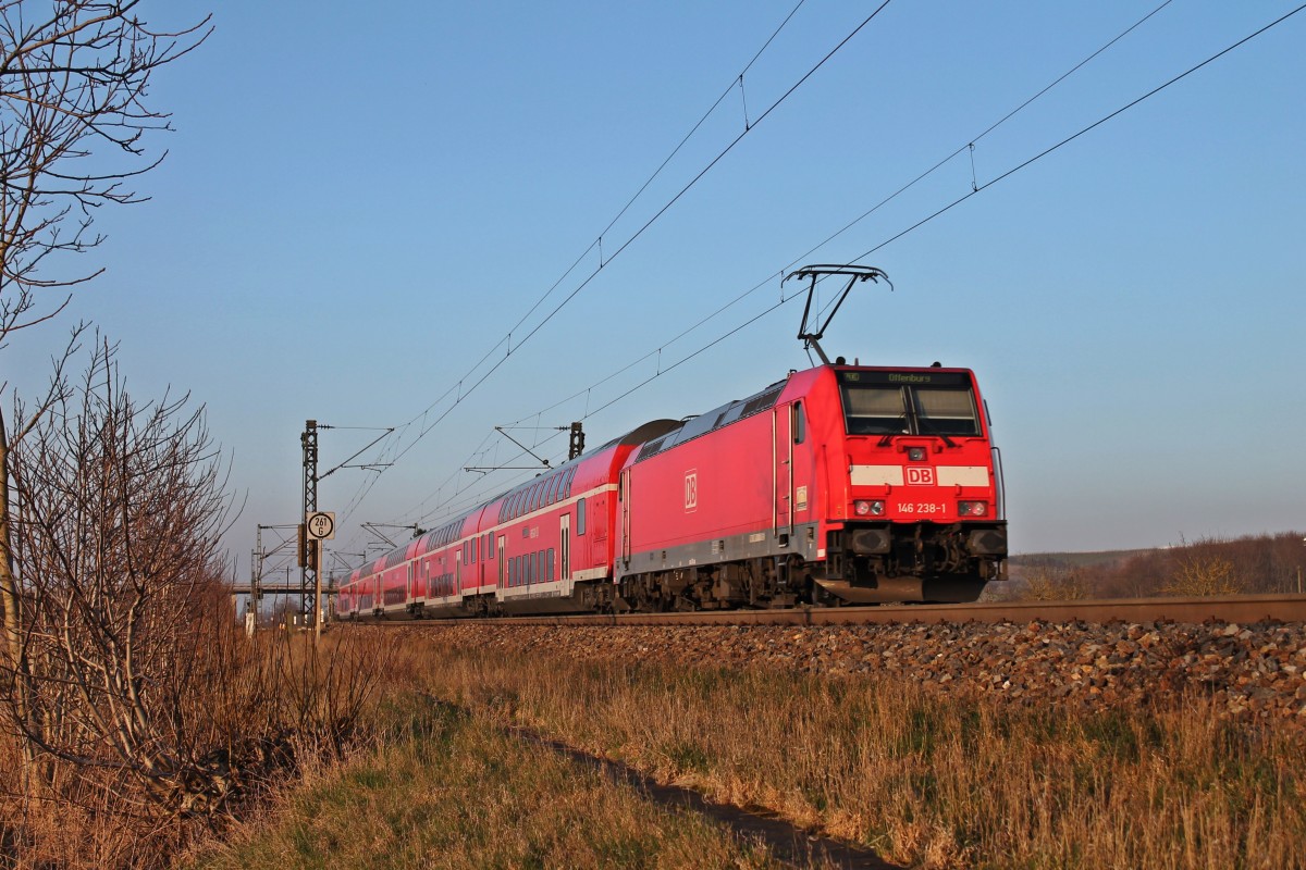 Nachschuss auf 146 238-1 mit einem RE nach Offenburg kurz hinter dem Bahnhof von Müllheim (Baden) auf höhe von Hügelheim. (08.03.2014)