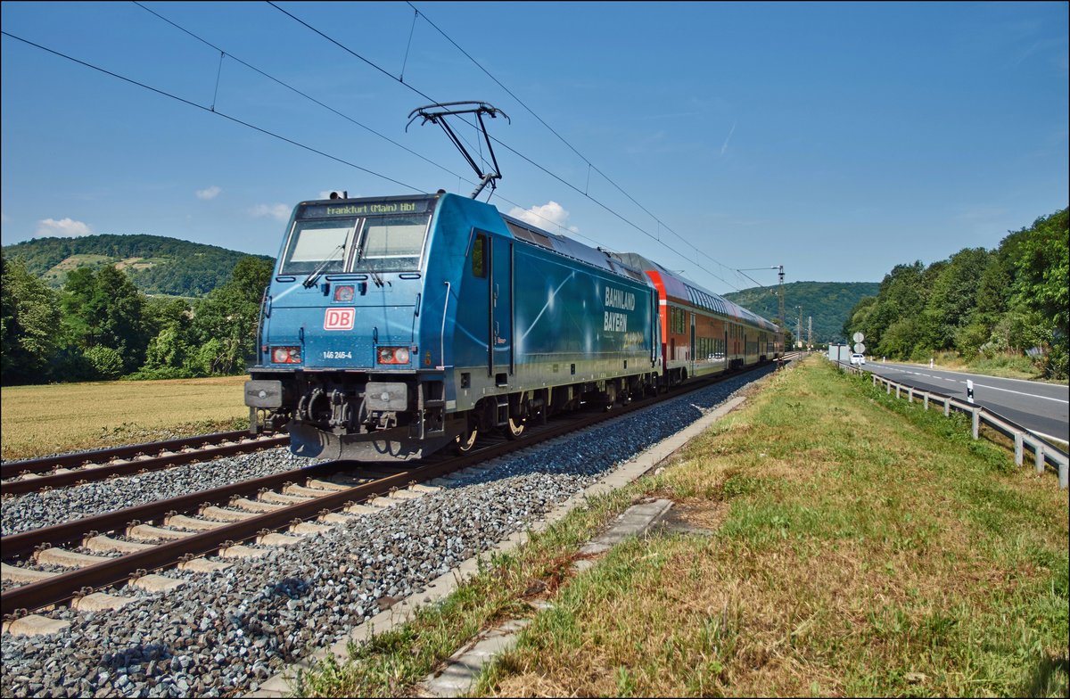 Nachschuss auf die 146 246-4 sie ist am 05.07.2017 als RE nach Frankfurt/M. bei Gambach unterwegs.