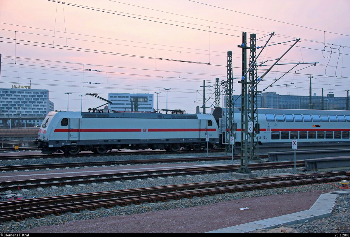 Nachschuss auf 146 5?? DB als IC 2446 (Linie 55) von Dresden Hbf nach Köln Hbf, der Halle(Saale)Hbf auf Gleis 9 im Abendlicht verlässt. Bild durchlief die Selbstfreischaltung. [25.3.2018 | 19:11 Uhr]