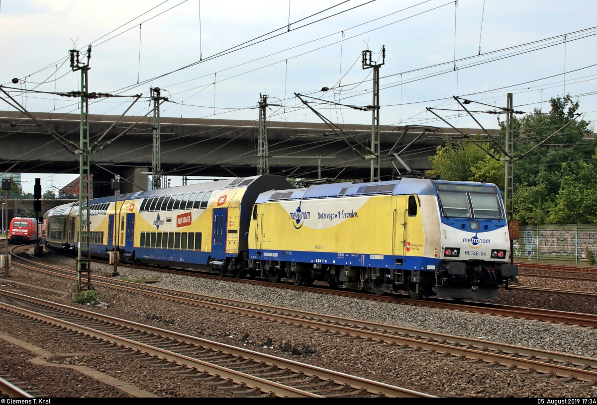 Nachschuss auf 146 504-6 (ME 146-04)  Buchholz i.d. Nordheide  der Landesnahverkehrsgesellschaft Niedersachsen mbH (LNVG), vermietet an die metronom Eisenbahngesellschaft mbH, als RE 82030 (RE4) von Bremen Hbf nach Hamburg Hbf, der den Bahnhof Hamburg-Harburg abweichend auf Gleis 2 erreicht.
Aufgenommen von Bahnsteig 5/6.
[5.8.2019 | 17:34 Uhr]