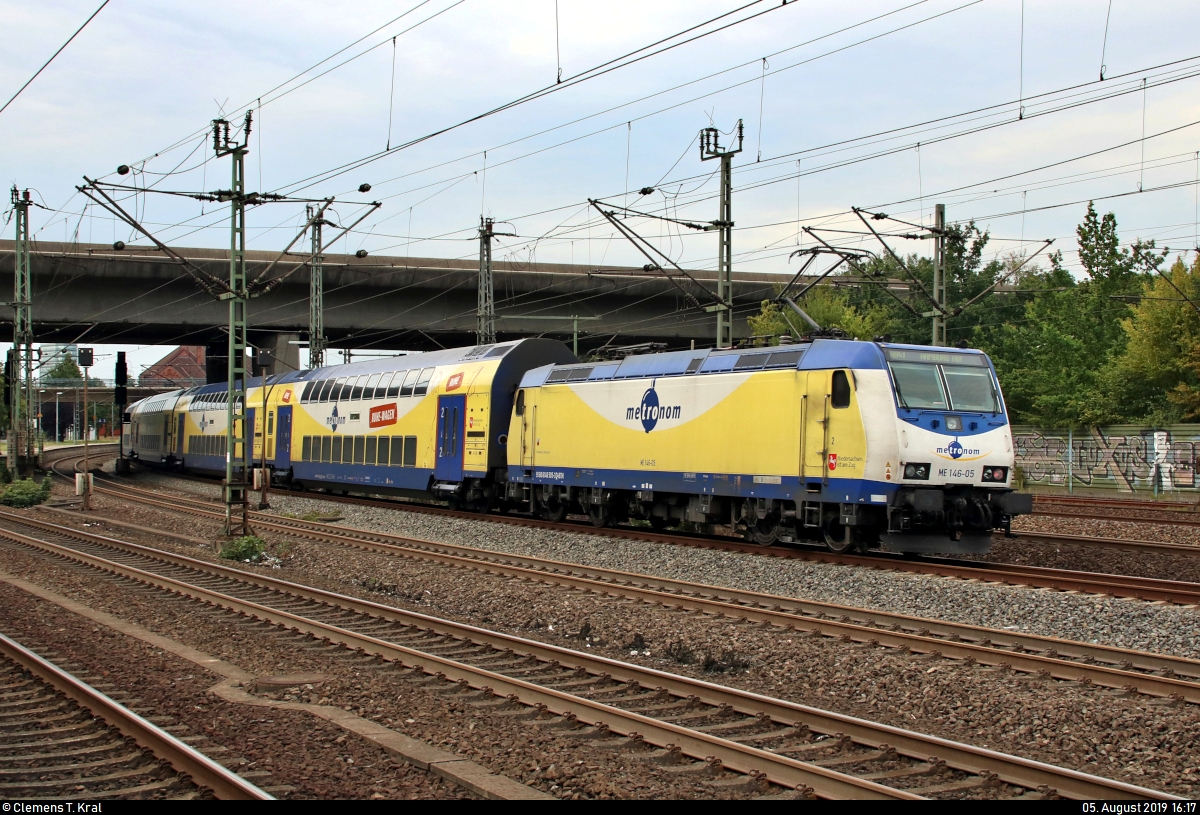 Nachschuss auf 146 505-3 (ME 146-05)  Rotenburg (Wümme)  der Landesnahverkehrsgesellschaft Niedersachsen mbH (LNVG), vermietet an die metronom Eisenbahngesellschaft mbH, als RB 81926 (RB41) von Bremen Hbf nach Hamburg Hbf, die den Bahnhof Hamburg-Harburg auf Gleis 2 erreicht.
Aufgenommen von Bahnsteig 5/6.
[5.8.2019 | 16:17 Uhr]