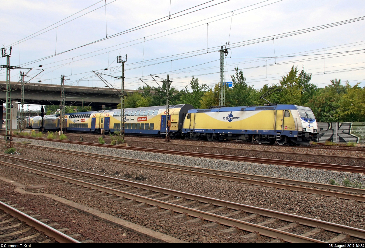 Nachschuss auf 146 534-3  Seevetal-Hittfeld  der Landesnahverkehrsgesellschaft Niedersachsen mbH (LNVG), vermietet an die metronom Eisenbahngesellschaft mbH, als  Leerfahrt , die den Bahnhof Hamburg-Harburg auf Gleis 10 Richtung Hamburg-Wilhelmsburg durchfährt.
Aufgenommen von Bahnsteig 5/6.
[5.8.2019 | 16:24 Uhr]