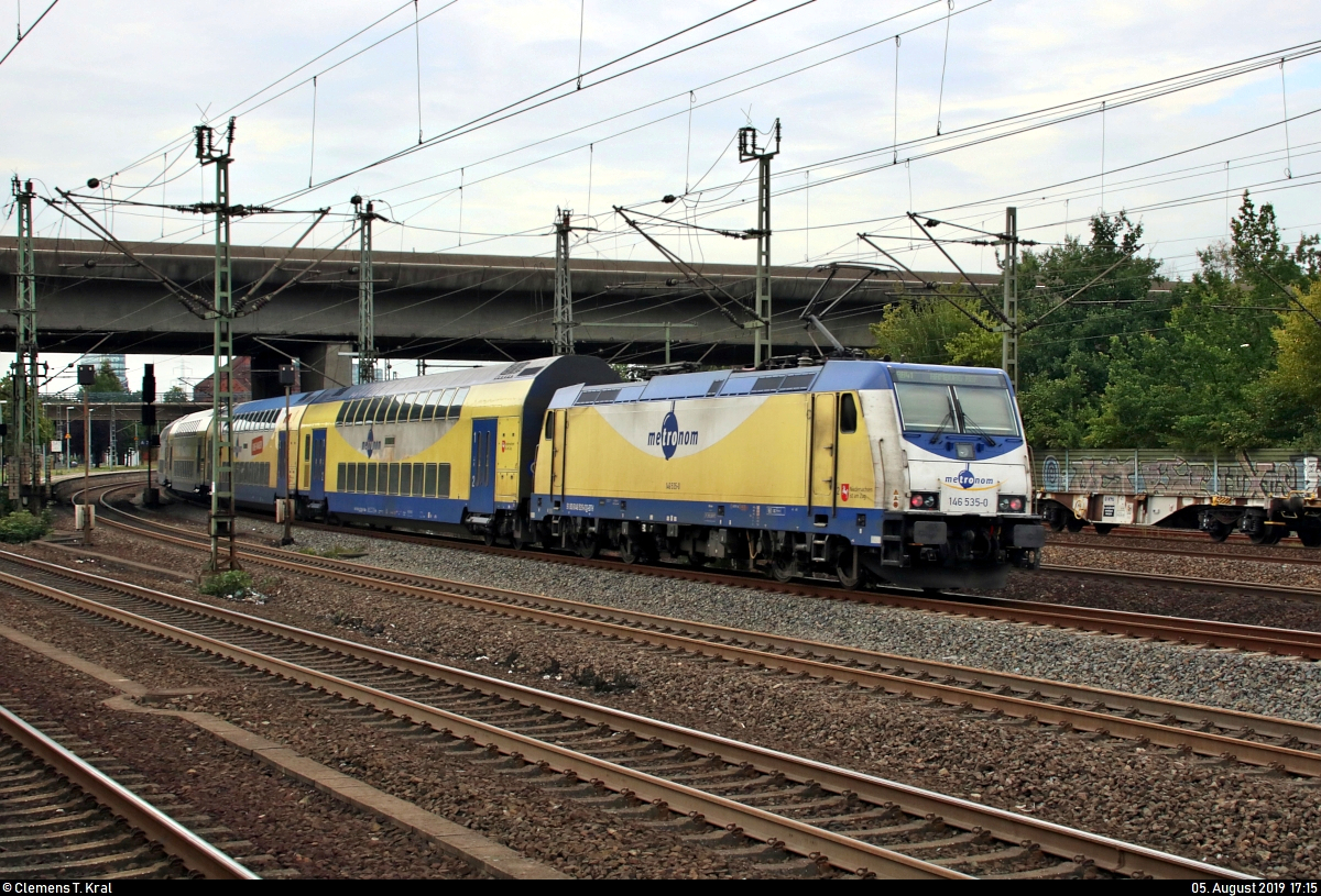 Nachschuss auf 146 535-0 der Landesnahverkehrsgesellschaft Niedersachsen mbH (LNVG), vermietet an die metronom Eisenbahngesellschaft mbH, als RB 81928 (RB41) von Bremen Hbf nach Hamburg Hbf, die den Bahnhof Hamburg-Harburg auf Gleis 2 erreicht.
Aufgenommen von Bahnsteig 5/6.
[5.8.2019 | 17:15 Uhr]