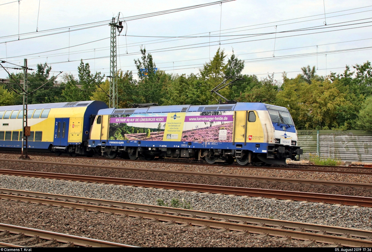 Nachschuss auf 146 541-8, mit Werbung für die Lüneburger Heide GmbH (LHG), der Landesnahverkehrsgesellschaft Niedersachsen mbH (LNVG), vermietet an die metronom Eisenbahngesellschaft mbH, als  Leerfahrt , die den Bahnhof Hamburg-Harburg auf Gleis 9 Richtung Hamburg-Wilhelmsburg durchfährt.
Aufgenommen von Bahnsteig 5/6.
[5.8.2019 | 17:36 Uhr]