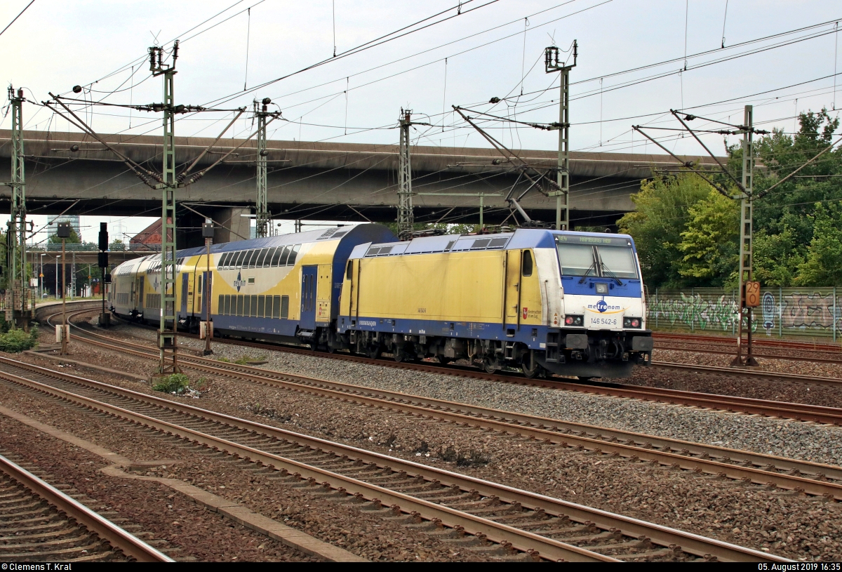 Nachschuss auf 146 542-6  Uta Gezork  der Landesnahverkehrsgesellschaft Niedersachsen mbH (LNVG), vermietet an die metronom Eisenbahngesellschaft mbH, als RE 82028 (RE4) von Bremen Hbf nach Hamburg Hbf, der den Bahnhof Hamburg-Harburg auf Gleis 2 erreicht.
Aufgenommen von Bahnsteig 5/6.
[5.8.2019 | 16:35 Uhr]