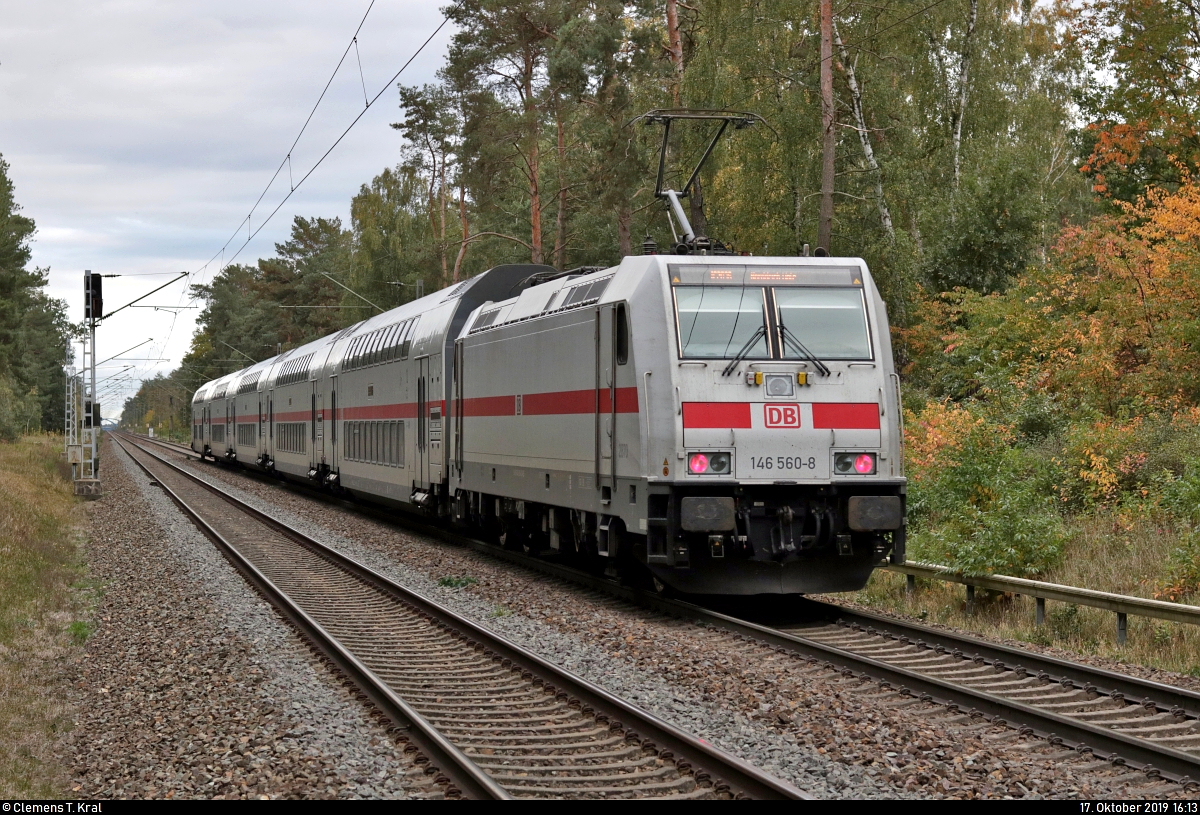 Nachschuss auf 146 560-8 DB als IC 2049 (Linie 55) von Köln Hbf nach Dresden Hbf, der den Hp Wahlitz auf der Bahnstrecke Biederitz–Trebnitz (KBS 254) durchfährt.
Aufgenommen am Ende des Bahnsteigs 2.
[17.10.2019 | 16:13 Uhr]