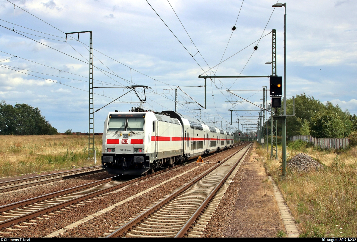 Nachschuss auf 146 562-4 DB als IC 2441 (Linie 55) von Köln Hbf nach Dresden Hbf, der den Bahnhof Rodleben auf der Bahnstrecke Trebnitz–Leipzig (KBS 254) durchfährt.
[10.8.2019 | 14:32 Uhr]