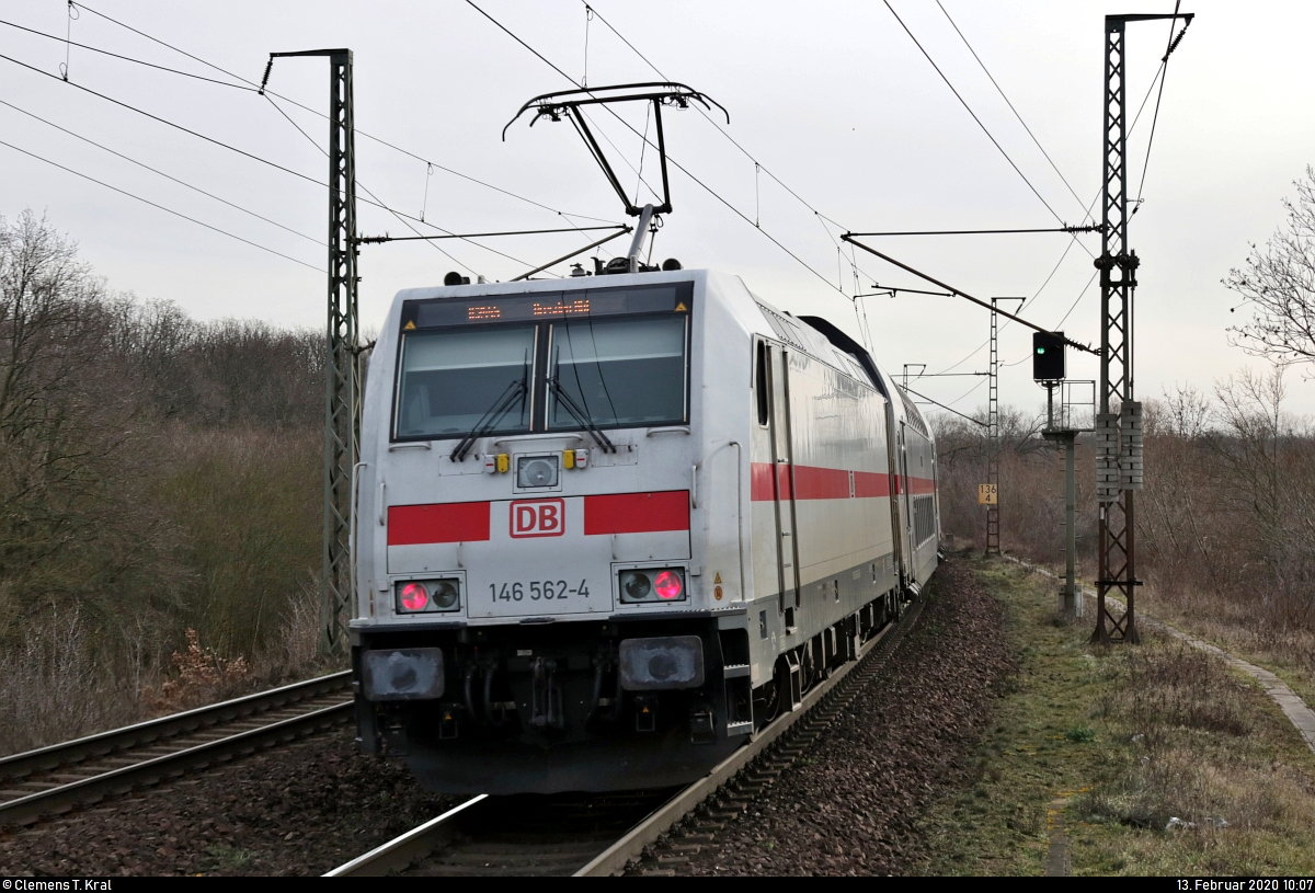 Nachschuss auf 146 562-4 DB als IC 2445 (Linie 55) von Köln Hbf nach Dresden Hbf, der den Hp Magdeburg Herrenkrug auf der Bahnstrecke Berlin–Magdeburg (KBS 201) durchfährt.
Aufgenommen im Gegenlicht am Ende des Bahnsteigs 1.
[13.2.2020 | 10:07 Uhr]