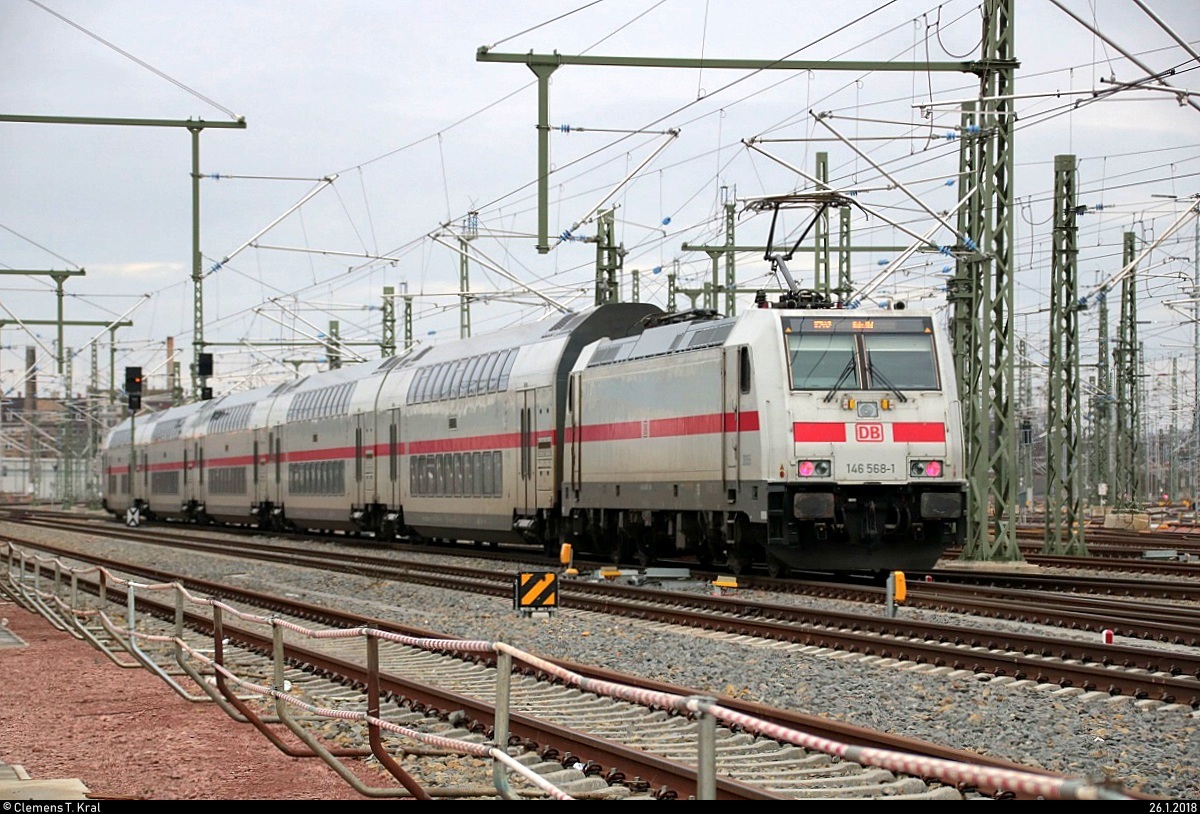 Nachschuss auf 146 568-1 DB als IC 2442 (Linie 55) von Dresden Hbf nach Köln Hbf, der das Gleisvorfeld von Halle(Saale)Hbf durchfährt. Aufgenommen von der Delitzscher Straße. [26.1.2018 | 15:13 Uhr]