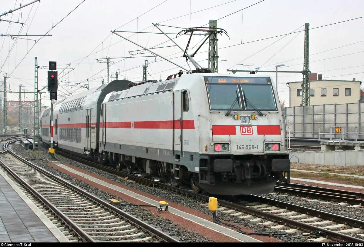 Nachschuss auf 146 568-1 DB als IC 2430 (Linie 56) von Leipzig Hbf nach Emden Hbf, der Halle(Saale)Hbf auf Gleis 12 verlässt.
[17.11.2018 | 10:03 Uhr]