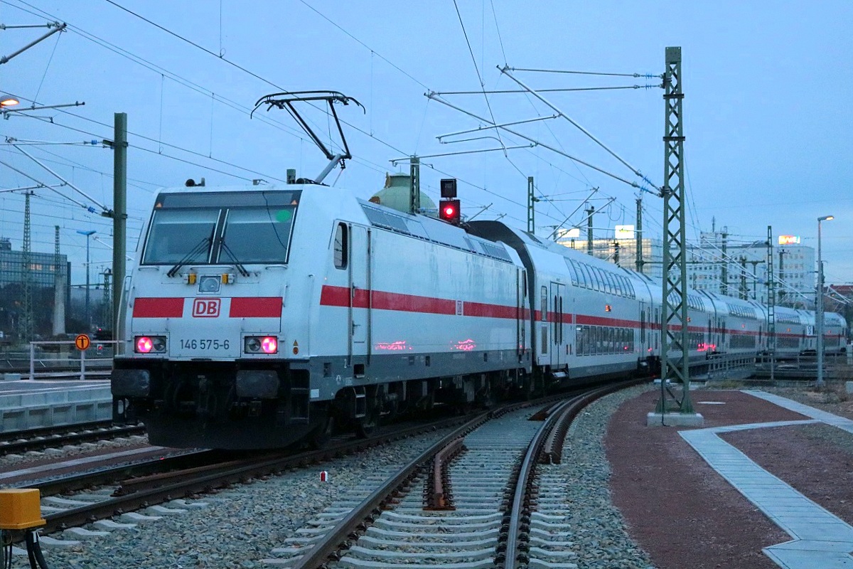 Nachschuss auf 146 575-6 DB als IC 2034 (Linie 56) von Leipzig Hbf nach Norddeich, der Halle(Saale)Hbf auf Gleis 12 verlässt. Aufgenommen vom Zugang zu Halle(Saale)Hbf Gl. 13a. [27.12.2017 | 16:04 Uhr]