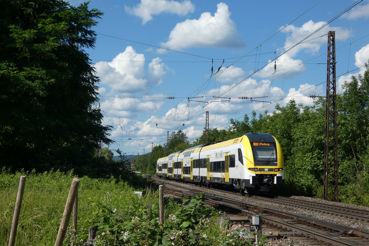 Nachschuss auf 1462 014/514, welcher grade als RE17024 (Basel Bad Bf - Offenburg (- Karlsruhe Hbf)) in den Bahnhof Denzlingen einfährt.