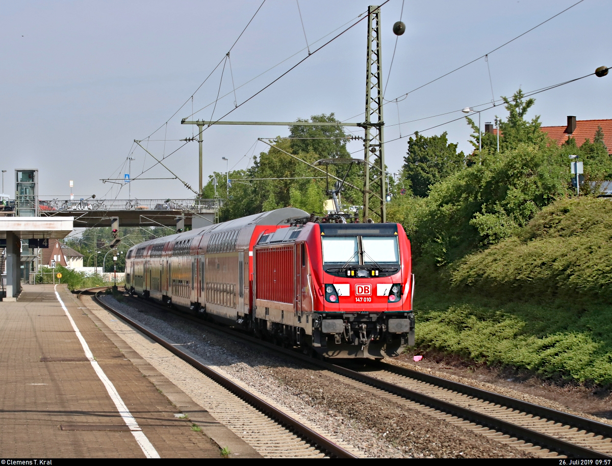 Nachschuss auf 147 010-3 von DB Regio Baden-Württemberg als RB 19112 von Stuttgart Hbf nach Neckarsulm, die den Bahnhof Asperg auf der Bahnstrecke Stuttgart–Würzburg (Frankenbahn | 4800) durchfährt.
[26.7.2019 | 9:57 Uhr]