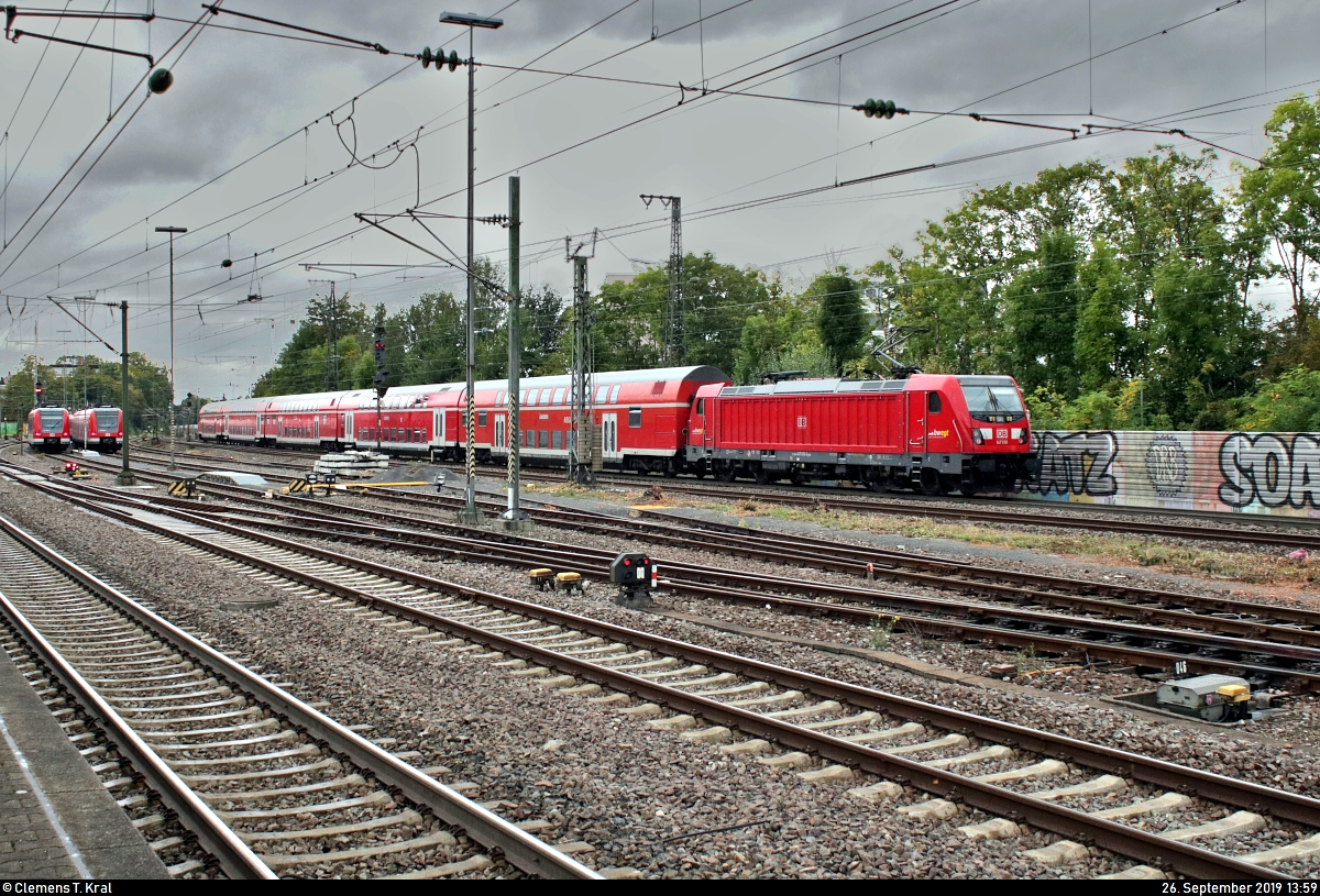 Nachschuss auf 147 010-3 von DB Regio Baden-Württemberg als verspätete RB 1???? von Stuttgart Hbf nach Osterburken, die den Bahnhof Ludwigsburg auf Gleis 1 verlässt.
Aufgenommen am Ende des Bahnsteigs 4/5.
[26.9.2019 | 13:59 Uhr]