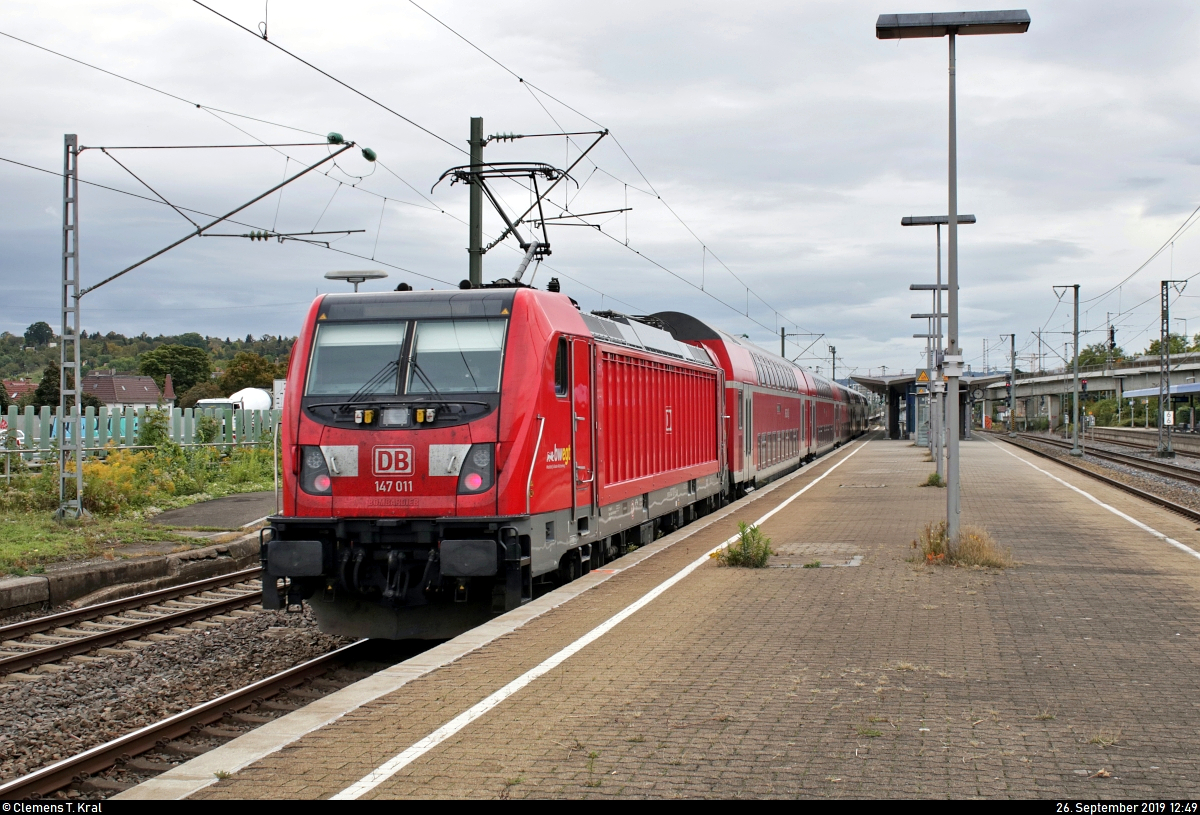 Nachschuss auf 147 011-1 von DB Regio Baden-Württemberg als verspäteter RE 1???? von Heilbronn Hbf nach Stuttgart Hbf, der den Bahnhof Stuttgart-Zuffenhausen auf Gleis 5 durchfährt.
[26.9.2019 | 12:49 Uhr]