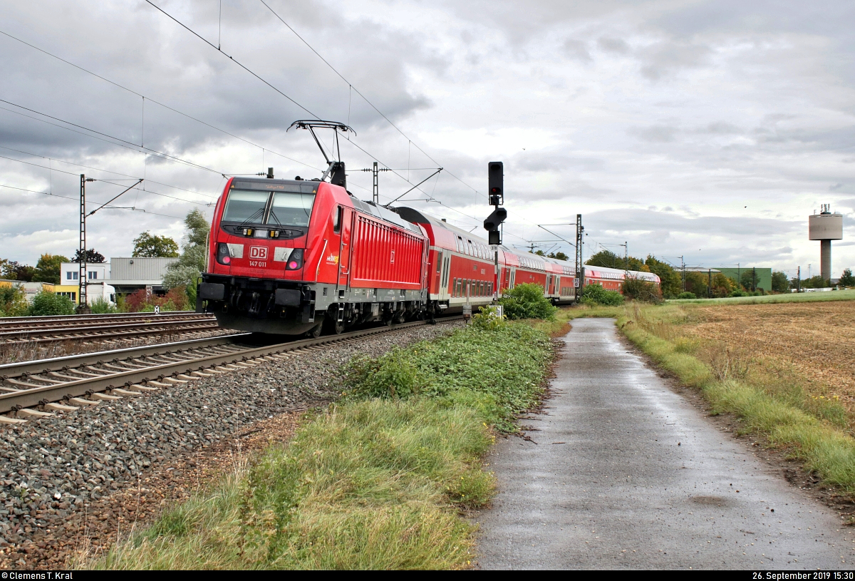 Nachschuss auf 147 011-1 von DB Regio Baden-Württemberg als RE 1???? von Heilbronn Hbf nach Stuttgart Hbf, der in Tamm auf der Bahnstrecke Stuttgart–Würzburg (Frankenbahn | KBS 780) fährt.
[26.9.2019 | 15:30 Uhr]