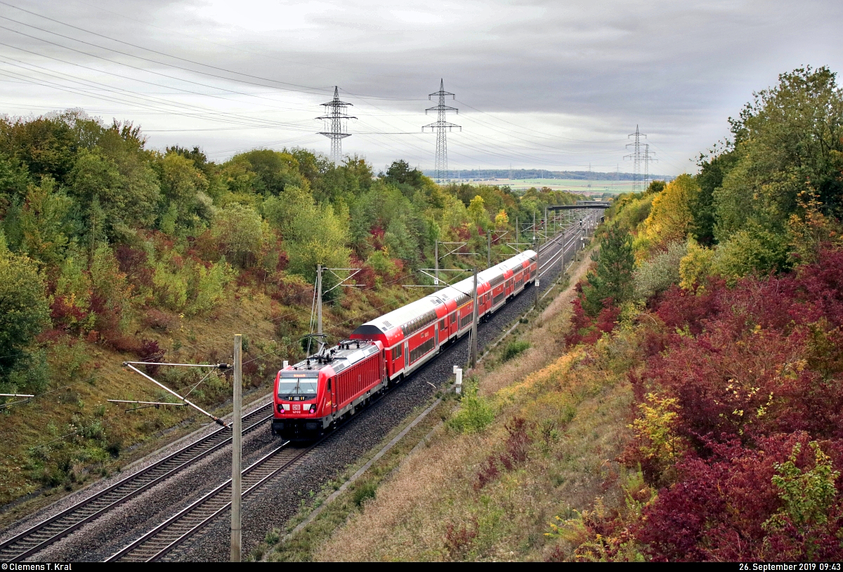 Nachschuss auf 147 012-9 von DB Regio Baden-Württemberg als IRE 16654 (IRE1) von Stuttgart Hbf nach Karlsruhe Hbf, der bei Markgröningen bzw. Schwieberdingen auf der Schnellfahrstrecke Mannheim–Stuttgart (KBS 770) fährt.
Aufgenommen von einer Brücke.
[26.9.2019 | 9:43 Uhr]