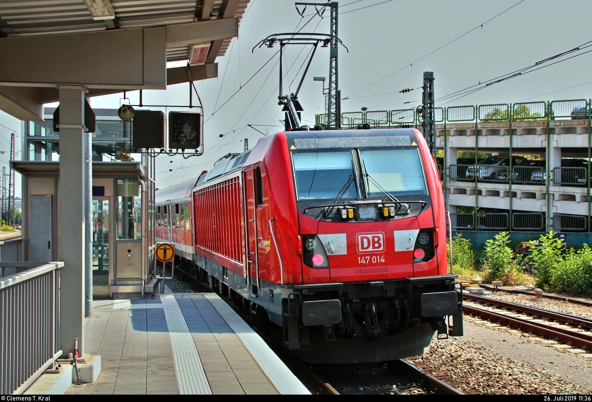 Nachschuss auf 147 014-5 von DB Regio Baden-Württemberg als RB 19970 von Stuttgart Hbf nach Heilbronn Hbf, die den Bahnhof Bietigheim-Bissingen auf Gleis 10 verlässt.
Aufgrund des Bahnsteigdachs und der Schattenseite war die Belichtung nicht einfach zu bewältigen.
[26.7.2019 | 11:36 Uhr]