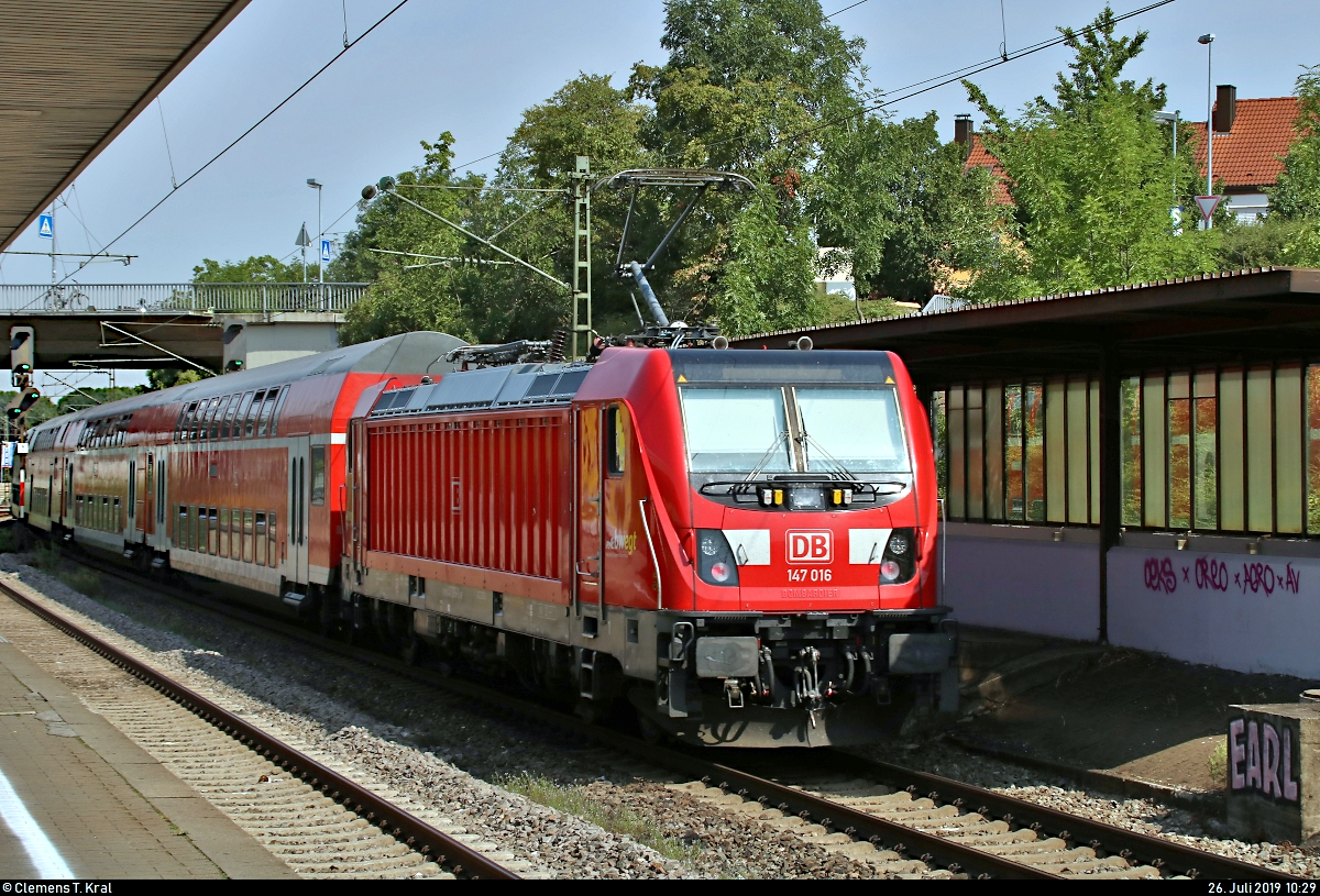 Nachschuss auf 147 016-0 von DB Regio Baden-Württemberg als RB 19968 von Stuttgart Hbf nach Heilbronn Hbf, die den Bahnhof Asperg auf der Bahnstrecke Stuttgart–Würzburg (Frankenbahn | 4800) durchfährt.
[26.7.2019 | 10:29 Uhr]
