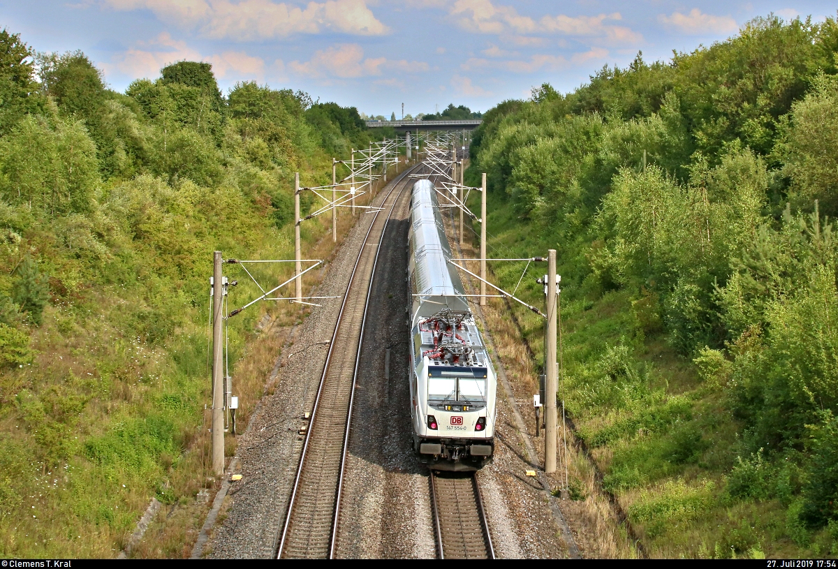 Nachschuss auf 147 554-0 DB als IC 2163 (Linie 61) von Karlsruhe Hbf nach Nürnberg Hbf, der bei Markgröningen bzw. Schwieberdingen auf der Schnellfahrstrecke Mannheim–Stuttgart (KBS 770) fährt.
Aufgenommen von einer Brücke.
[27.7.2019 | 17:54 Uhr]