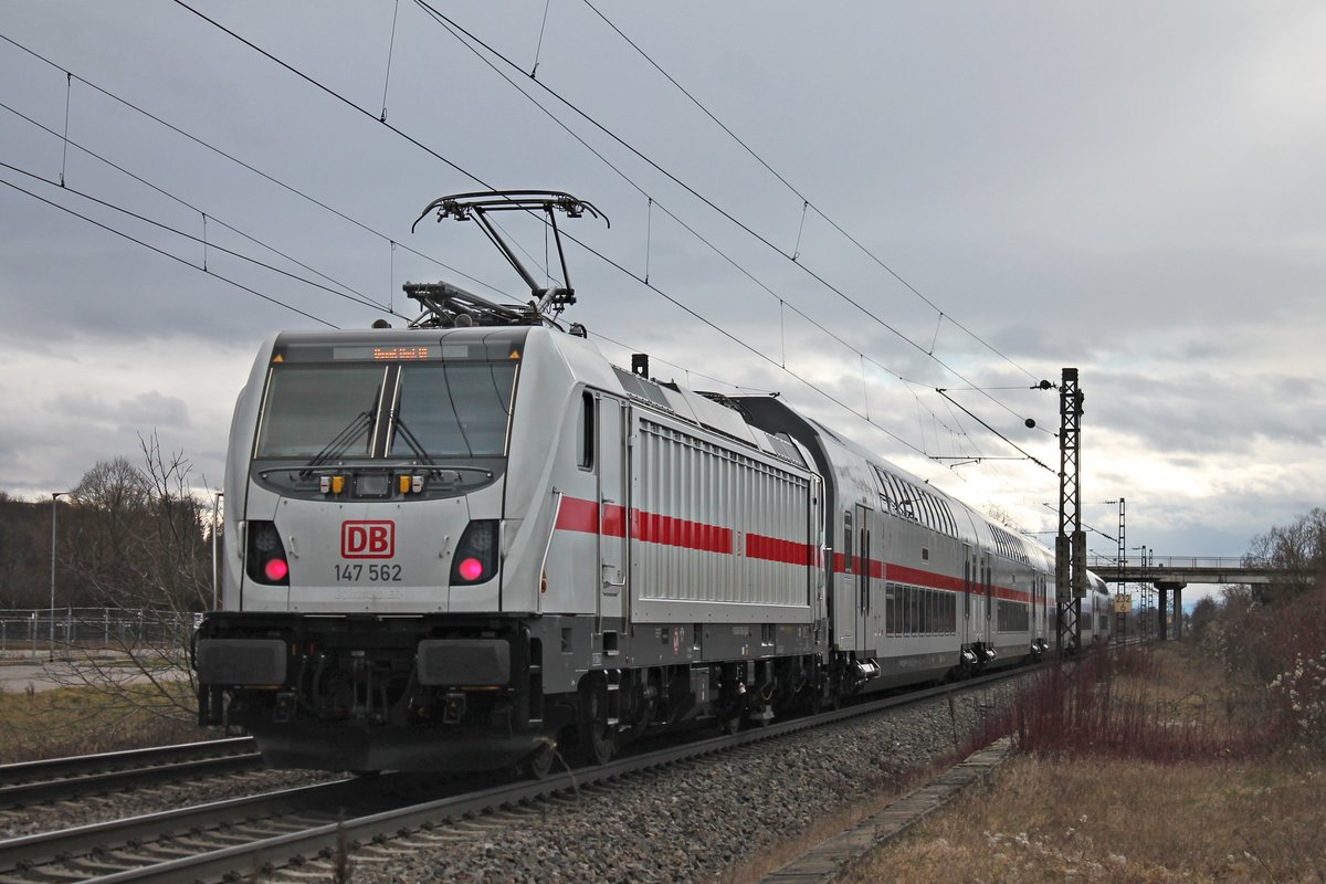 Nachschuss auf 147 562, als diese am Nachmittag des 27.01.2019 ihre IC2-Garnitur als Leerzug (Karlsruhe Hbf - Basel Bad Bf) südlich von Müllheim (Baden) über die KBS 703 in Richtung Zielbahnhof schob.Grund für die Überführung für die Überführung, war die Tf-Ausbildung für die SBB auf dem InterCity 2.