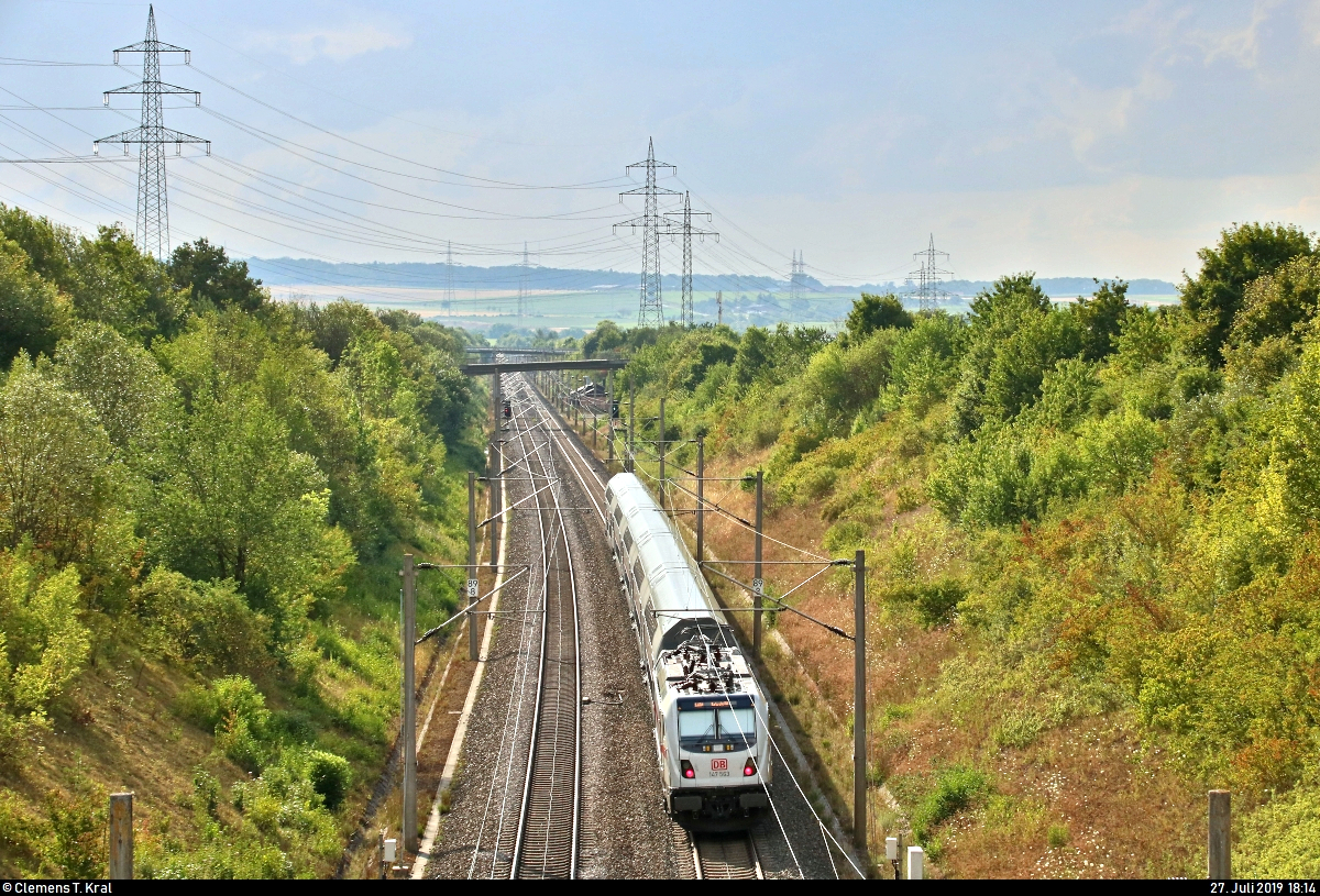 Nachschuss auf 147 563-1 DB als IC 2064 (Linie 61) von Nürnberg Hbf nach Karlsruhe Hbf, der bei Markgröningen bzw. Schwieberdingen auf der Schnellfahrstrecke Mannheim–Stuttgart (KBS 770) fährt.
Aufgenommen von einer Brücke.
[27.7.2019 | 18:14 Uhr]
