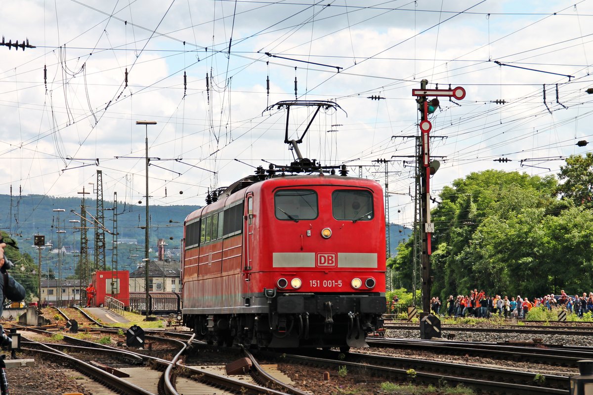 Nachschuss auf 151 001-5 am 18.06.2016, während sie an der Fahrzeugparade des Sommerfestes vom DB Museum teilnahm und am Ausfahrfahrsignal vom Rangierbahnhof Koblenz Lützel vorbei fuhr.