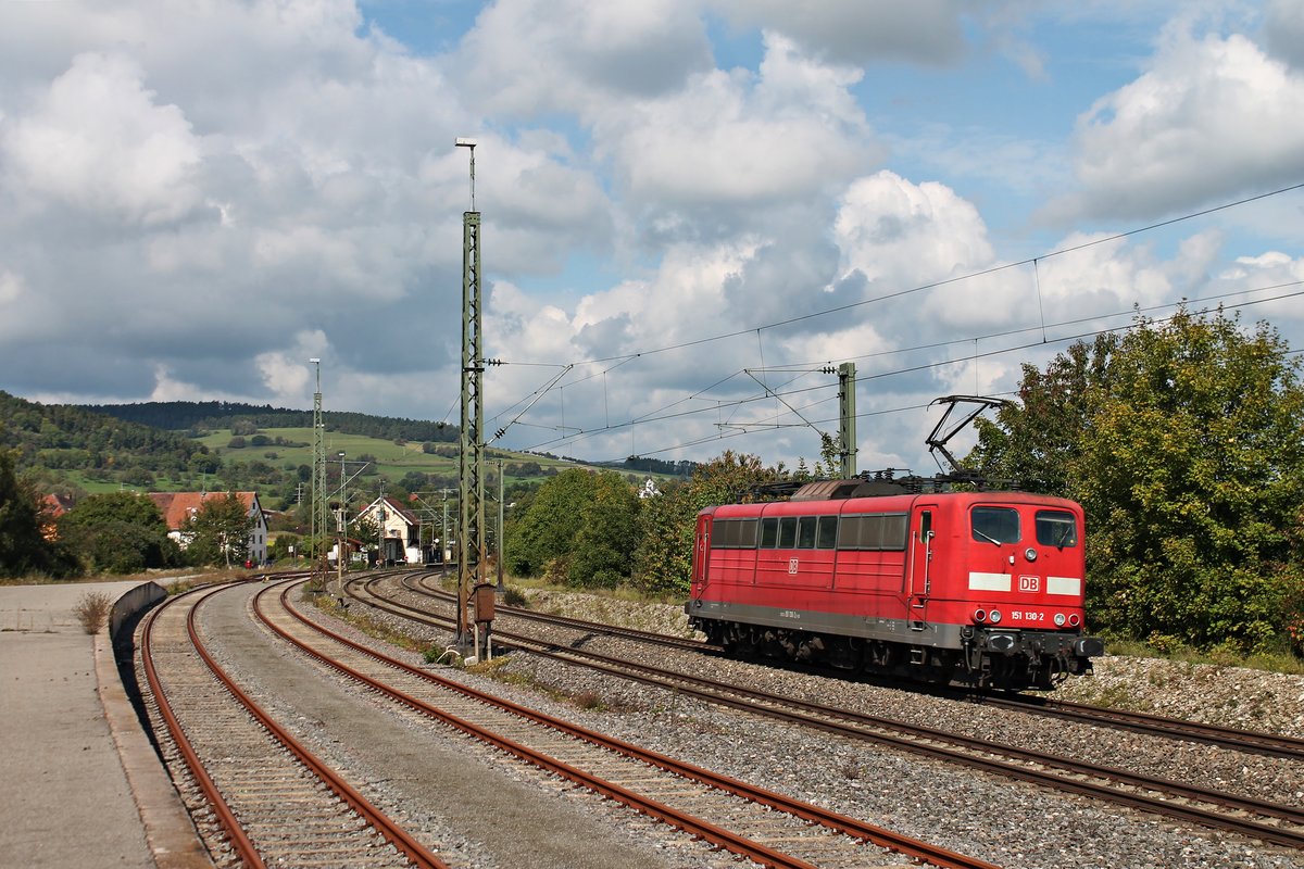 Nachschuss auf 151 130-2 am 20.09.2017 im Bahnhof von Welschingen-Neuhausen, nachdem sie ihren Containerzug in Singen (Hohentwiel) abgeliefert hatte.