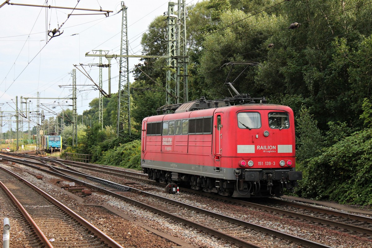 Nachschuss auf 151 139-3, als sie am 13.08.2014 durch Hamburg Harburg gen Maschen fuhr. Zuvor brachte sie einen leeren Kohle-/Erzzug nach Hansaport.