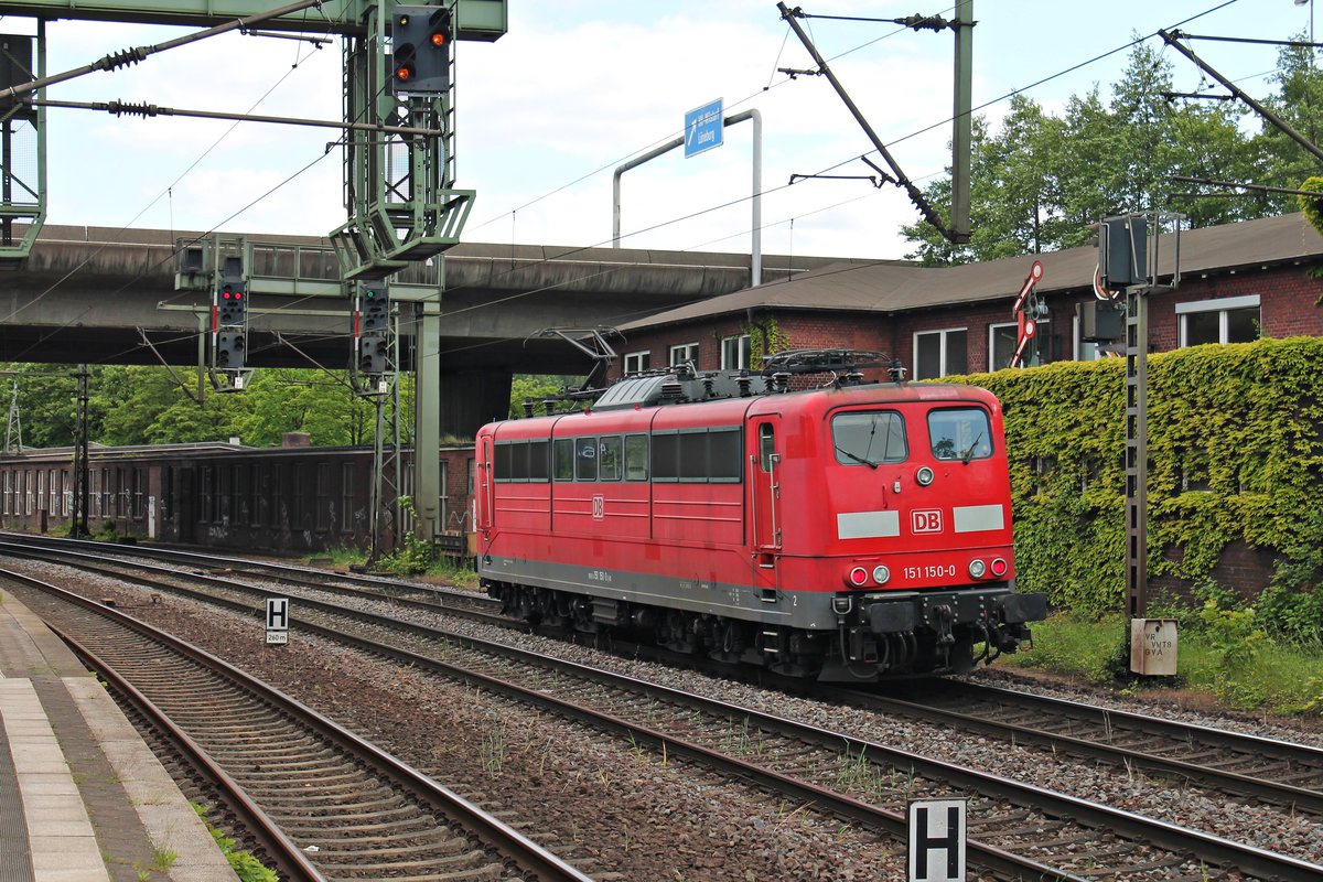 Nachschuss auf 151 150-0 am 26.05.2015, als sie als Lokzug durch den Bahnhof von Hamburg Harburg aus Richtung Hafen fuhr.