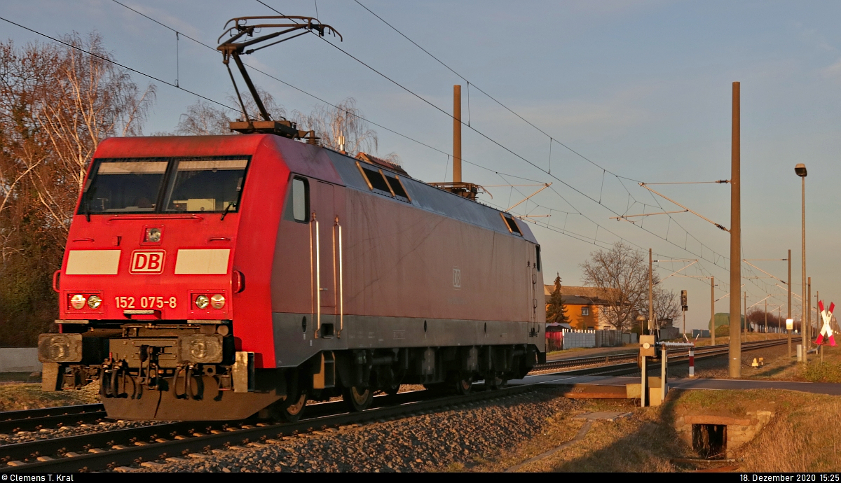 Nachschuss auf 152 075-8 (Siemens ES64F) als Tfzf Richtung Köthen an der Blockstelle (Bk) Braschwitz - hier mal mit etwas anderem Zuschnitt.

🧰 DB Cargo
🚩 Bahnstrecke Magdeburg–Leipzig (KBS 340)
🕓 18.12.2020 | 15:25 Uhr

(verbesserte Version)