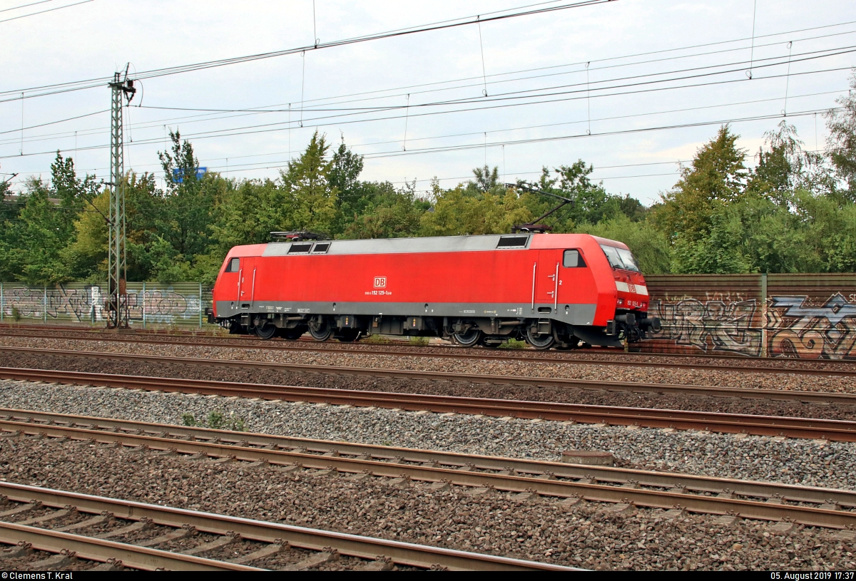 Nachschuss auf 152 125-1 DB als Tfzf, die den Bahnhof Hamburg-Harburg auf Gleis 10 Richtung Hamburg-Wilhelmsburg durchfährt.
Aufgenommen von Bahnsteig 5/6.
[5.8.2019 | 17:37 Uhr]