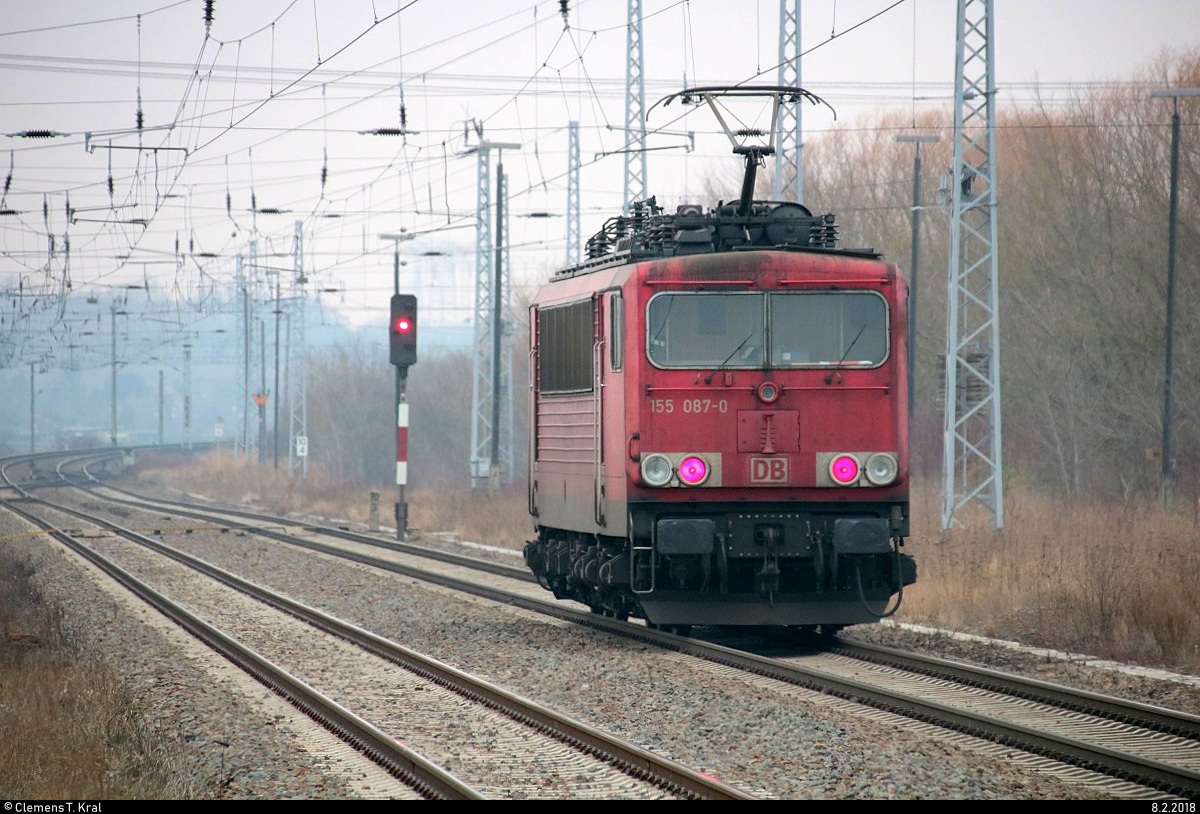 Nachschuss auf 155 087-0 DB als Tfzf, die am Bahnhof Angersdorf auf der Bahnstrecke Halle–Hann. Münden (KBS 590) einen kurzen Signalhalt einlegen muss. [8.2.2018 | 15:24 Uhr]