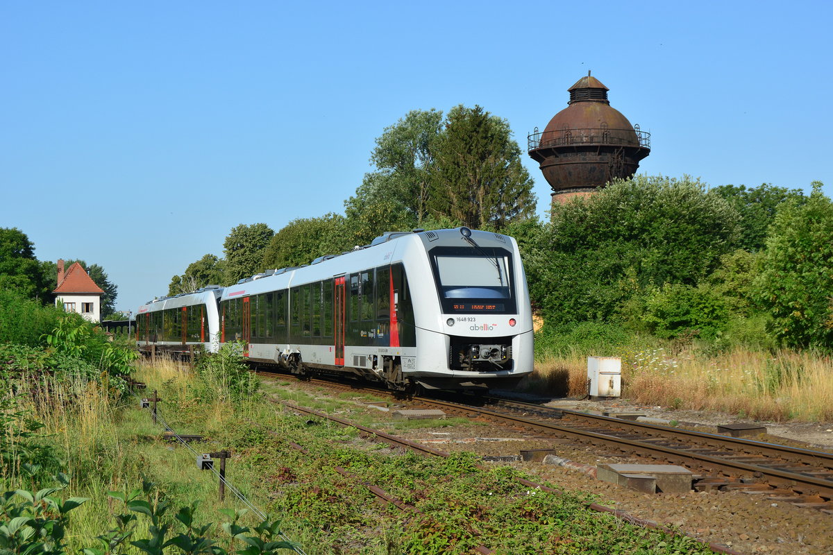Nachschuss auf 1648 423 bei der Einfahrt in Blumenberg. Hier muss er die Kreuzung mit 1648 401 abwarten. 

Blumenberg 25.07.2019